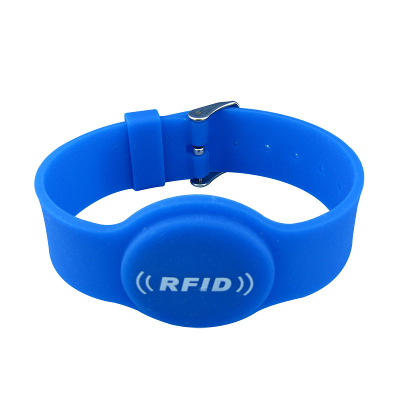 Comment les solutions de bracelets RFID en silicone peuvent-elles améliorer la sécurité et la commodité des événements modernes ?